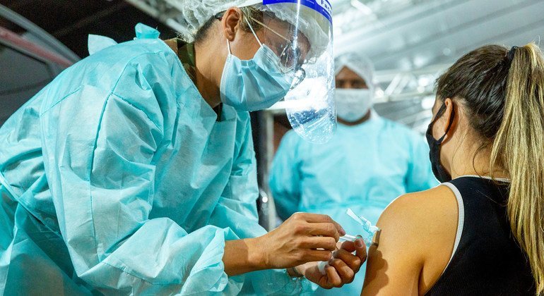 Covid-19 : l’OMS préconise des mesures « rationnelles » et une réponse « calme » face au variant Omicron